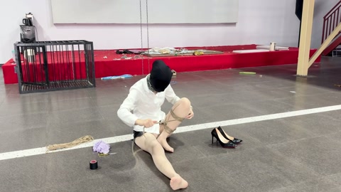 无人之境-自缚解压被老板抓包的女职员 第3张