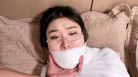 木乃伊母女02母亲和女儿被变成全包木乃伊 母女们拼命蠕动逃跑 丝袜被包裹在一起 肆意挠痒 2个美女被... 第3张