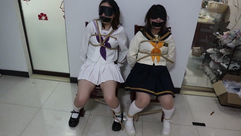 椅子缚捆绑玩素人女生双绑连缚调教，两个素人学生女孩绑在一起 鞭打+电击+挣扎+ TK+语言羞辱和挑逗... 第3张
