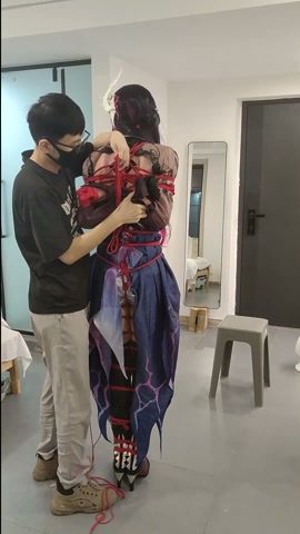 海瑟音cos捆绑，尝试只用一张凳子为支点驷马 第3张