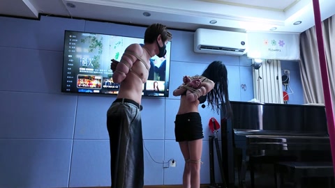 深山囚徒（中集） 两美女互相帮助挣开绳子又被人贩抓获驷马惩戒后押解到小树林跟买家交易贩卖 第3张