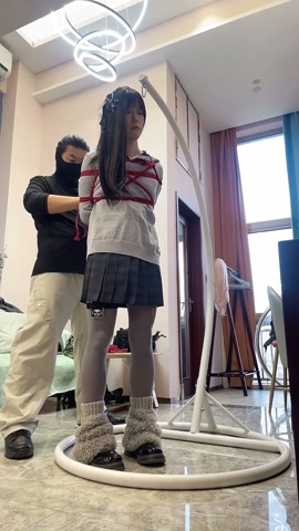 灰丝黑长直可爱学生装，强制罚站紧缚，同时被训练器和郊狼轮番轰炸 第3张