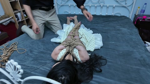 白培培极限直臂绑在床上  极限直臂，大号口球，极限捆绑在床上，口水直流，黑暗放置 第3张