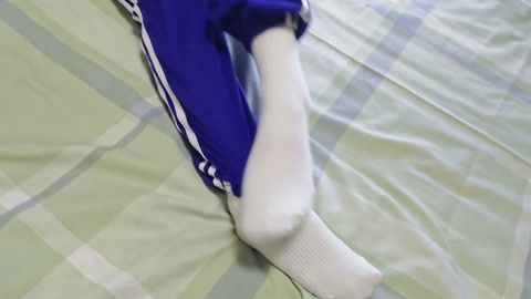 白袜校服少女被绑架 驷马挠痒挣扎 丝袜勒嘴 脱袜子强迫闻 露脸 第3张