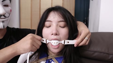 直播劫难（下集）女老板被助手胁迫继续直播 M字开腿展示各类堵嘴道具 最后被迷晕装箱 第3张