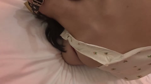睡裙肉丝白袜驷马捆绑 睡裙肉丝白袜极限驷马捆绑，乳头真空器强力吸乳，马具口球极限驷马（嘴里还有一双丝... 第3张