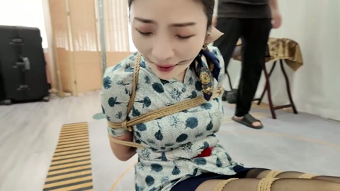 空姐的债务危机 没钱还账被债主玩弄 最后装箱带走 第3张