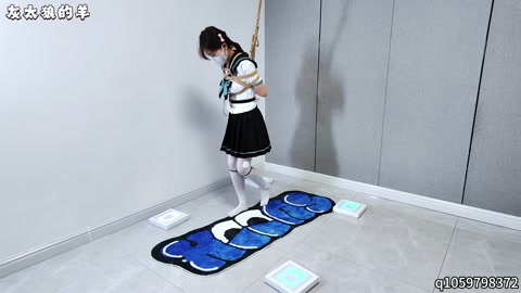 美女挑战灯板游戏通关，每每失误就会被郊狼高强度电击，最终被惩罚跪缚，用各种道具挠痒痒【扎带➕灯板游戏... 第3张