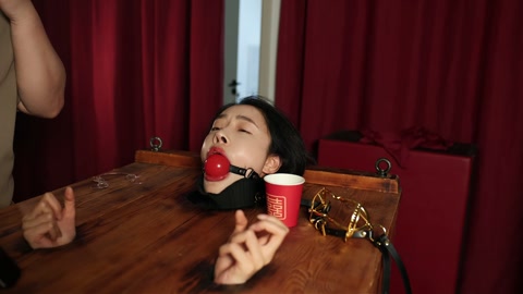 美女的嘴巴 “捕获一美女，关进木箱枷住脖子，露出头部，然后上道具 观赏。主要用了三种嘴巴刑具，强制喂... 第3张