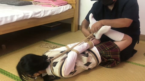荷露超紧并肘直臂一根绳交叉腿驷马 挣脱测试 最后实在受不了一直求饶手都紫了 第3张