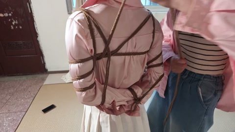 菜鸟缚手的胡乱捆绑 小怡和九九的互动 第3张