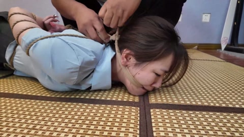 被发现自缚的秘密（下）模特贝贝，接上部挣脱之后，被发现，再次牢牢捆绑，挣脱无果，求助无门，被狠狠的蹂... 第3张