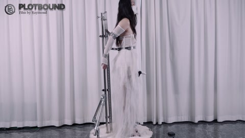 被禁锢在one bar prison上的婚纱+乳胶口罩模特的窗前展示（后半段突发奇想，突然拉开窗帘，... 第3张