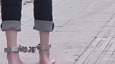 裸足 镣铐磨破皮 指压板 脚底写字 挠痒羞辱  高冷女神反差被欺负。小水初次尝试寒风中裸足镣铐，室外... 第3张