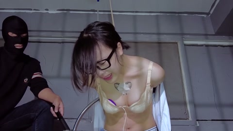 邪恶歹徒辣手摧花  清纯女学生被邪恶歹徒绑架欺凌牢房捆绑翘臀环固定扒衣强迫啪啪！灌肠电击折磨！强迫她... 第3张
