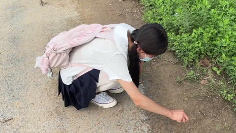 18岁JK白丝脚镣女高的户外两公里镣铐徒步 第3张