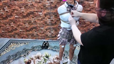 JK少女误入歹徒的住处,被吊起来电击ZX玩弄晕死过去 第3张