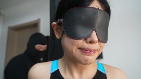 《泳衣少女》小0两套性感泳衣展示丰满身材 啵啵贝全程不停 柠檬塞嘴口水不断 痛苦呻吟 第4张