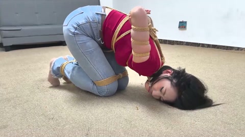 《独居少女》 妙龄少女安安深夜遭遇女劫匪绑架 多次尝试逃跑失败 被女劫匪全身紧缚肆意玩弄 第4张