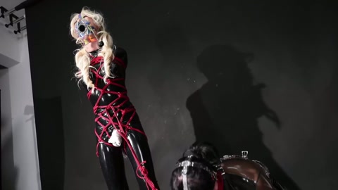 【毎日胶衣着のお犬散歩大会！】伪娘双胶衣骚姆狗乸小雅VS小系 互相遛狗，开口器强制深入，17cm高跟... 第4张
