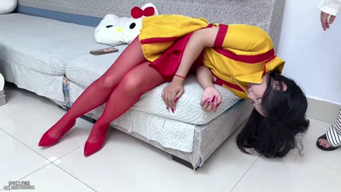 【破产姐妹】挣得多的冰柠造姐妹惦记报复 桌上驷马口球鼻钩 口水直流 第4张