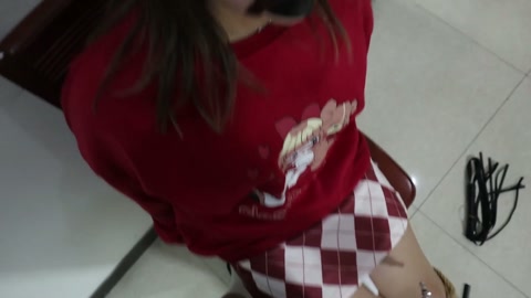 【荷仙素人实记】椅子缚捆绑玩素人女生2号 丰满型格点裙子白靴女孩，鞭打与震和电击游戏（委屈与 快感交... 第4张
