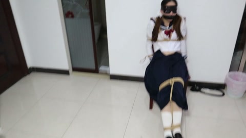 【荷仙素人实记】椅子缚捆绑玩素人女生4号 两种梆姿，水手服少女鞭打凌辱，语言羞辱，玩具挑逗，害怕的惊... 第4张