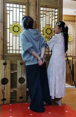 两个女生QQ铐任务，女生带两个QQ铐蒙眼走指压板，找钥匙游戏 第4张