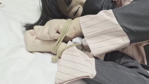 两身衣服大量元素 旗袍勒趾袜 自缚 脚上抹油tk 强迫用脚... 驷马绳子勒嘴 第4张