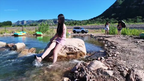 伊伊和初一主演，高跟鞋，美腿，玉足，互相戏水玩耍，漂亮的美女被戴上手铐脚镣光脚在水里玩耍，与大自然美... 第4张