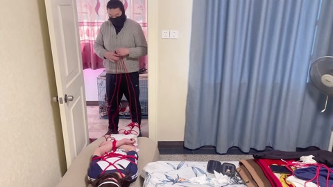 体操服白丝紧缚倒吊，蒙眼堵嘴头朝下被不断调教（上） 第4张