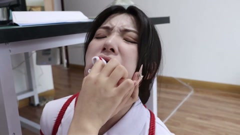 你再看看你后面呢（上）初雪X青蓝护士装互飚演技，倒霉卧底被美女雇佣兵桌下用脚玩弄 第4张