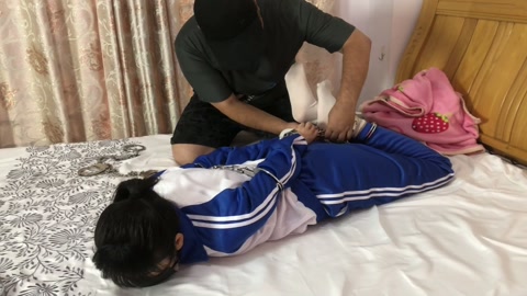 佳怡不遵守校规的惩罚 被教导主任把十几斤的十付镣铐全部铐在身上是什么感觉 第4张