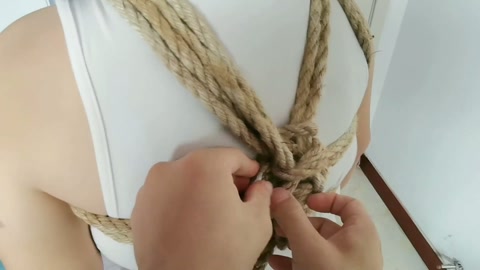 入室女贼挣扎逃脱，房主愤怒掐脖制服，粗大麻绳狠狠勒颈五星紧缚，双腿折腿缚痛苦挣扎 第4张