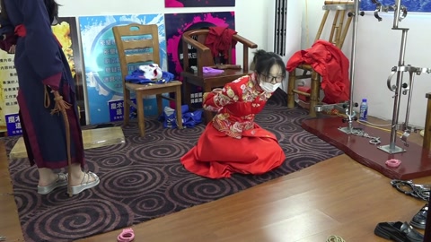 兰兰红色秀禾服，被捆绑鞭打招供，手铐脚镣，砝码脚镣 第4张
