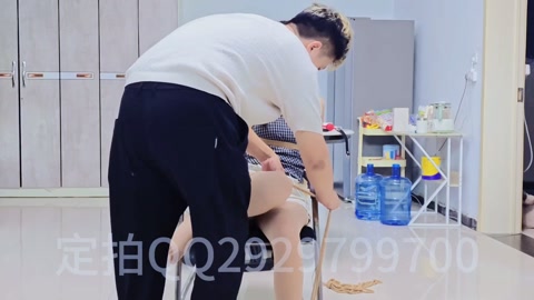 双洞填满 假阳具 和郊狼的电击片 和电击肛塞 同时安排 还有嘴巴上的口球 折磨崩溃，腿被绑成m腿卡在... 第4张