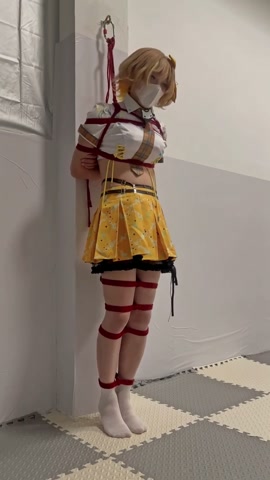小偶像阿尼斯演出后来到汐月工作室寻找刺激。被捆吊起来强制垫脚，震动棒接入电源，无尽震动放置 第4张