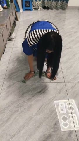 小女囚居家打扫卫生 第4张