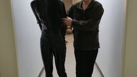 折磨女特工 第4张