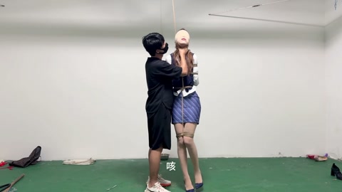 暴力虐打空姐-勒颈z息-踢踹鞭打 第4张