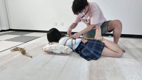 模特鱼丸jk捆绑 可爱大学生鱼丸被驷马捆绑放置，连脚趾都没放过，带上口球挣扎，无助的留下口水，换上渔... 第4张