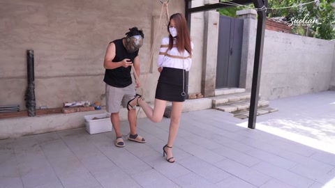 气质美女被带到院子里露出放置紧缚挣扎勒脖子翻白眼驷马吊缚 第4张