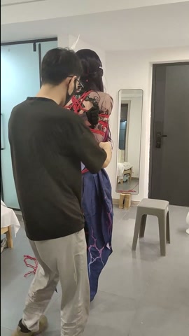 海瑟音cos捆绑，尝试只用一张凳子为支点驷马 第4张