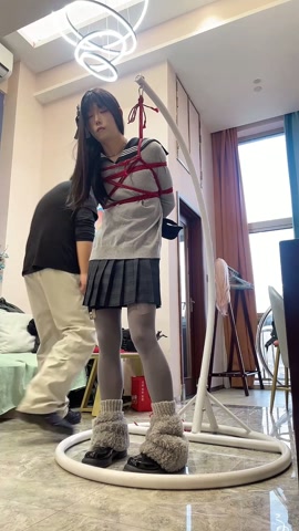 灰丝黑长直可爱学生装，强制罚站紧缚，同时被训练器和郊狼轮番轰炸 第4张