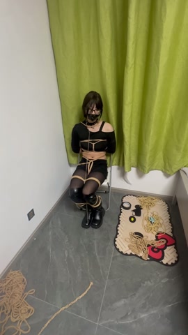 绑架黑丝长筒靴女特工 第4张