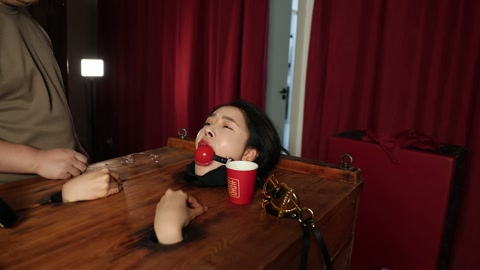 美女的嘴巴 “捕获一美女，关进木箱枷住脖子，露出头部，然后上道具 观赏。主要用了三种嘴巴刑具，强制喂... 第4张