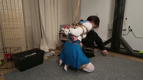 美少女水手服日式捆绑！严密结实绑法双折腿白丝紧缚！空中旋转！蒙眼堵嘴最后被放置在地上！ 第4张