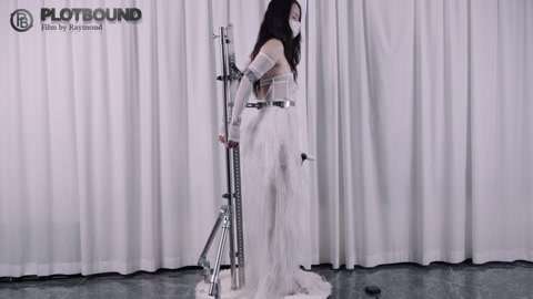 被禁锢在one bar prison上的婚纱+乳胶口罩模特的窗前展示（后半段突发奇想，突然拉开窗帘，... 第4张