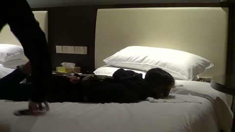 记一次酒店小品 昏暗的灯光下 黑色卫衣牛仔裤驷马裸足的女孩更让人垂涎欲滴【红豆】 第4张