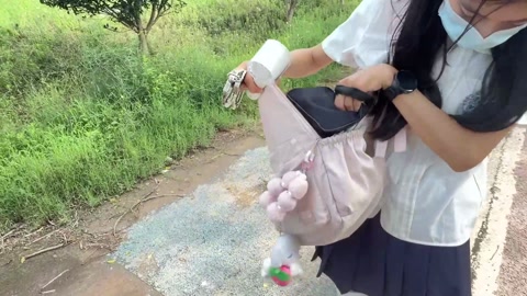 18岁JK白丝脚镣女高的户外两公里镣铐徒步 第4张